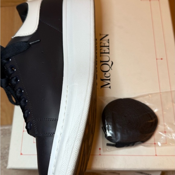 Alexander McQueen Navy and White Sneakers - Picture 7 of 9